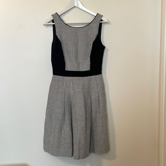 White House Black Market Fit & Flare Dress with Pockets Size 4 - Picture 1 of 7